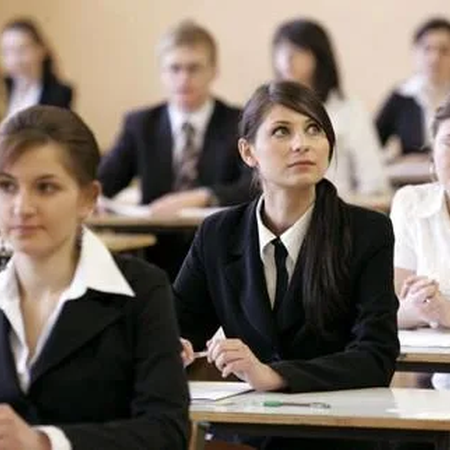 Денис Мантуров заявил о направлении более 600 млн рублей для пошива школьной формы