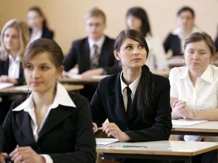 Денис Мантуров заявил о направлении более 600 млн рублей для пошива школьной формы